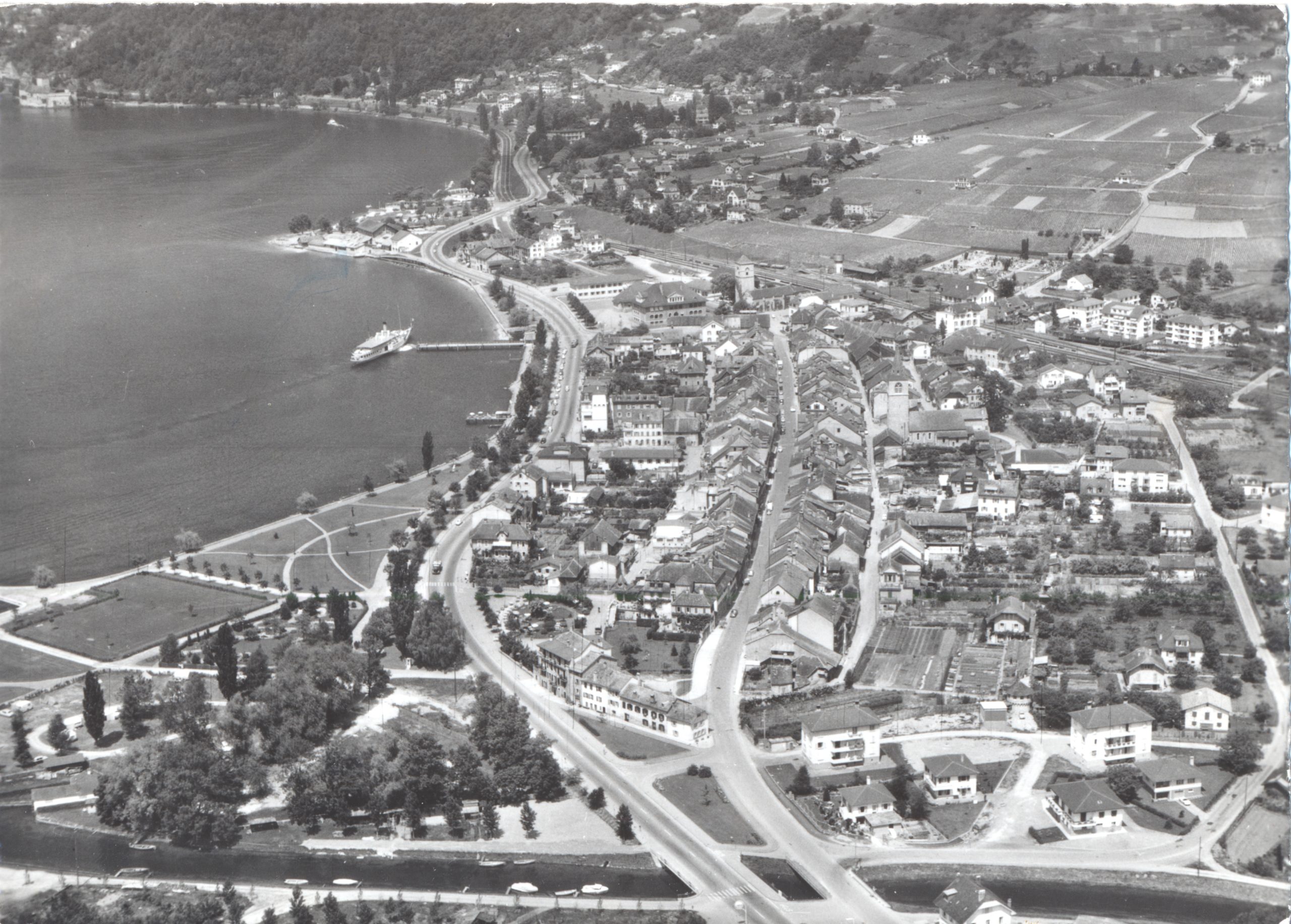 Vue de l'entrée sud de la ville en 1956