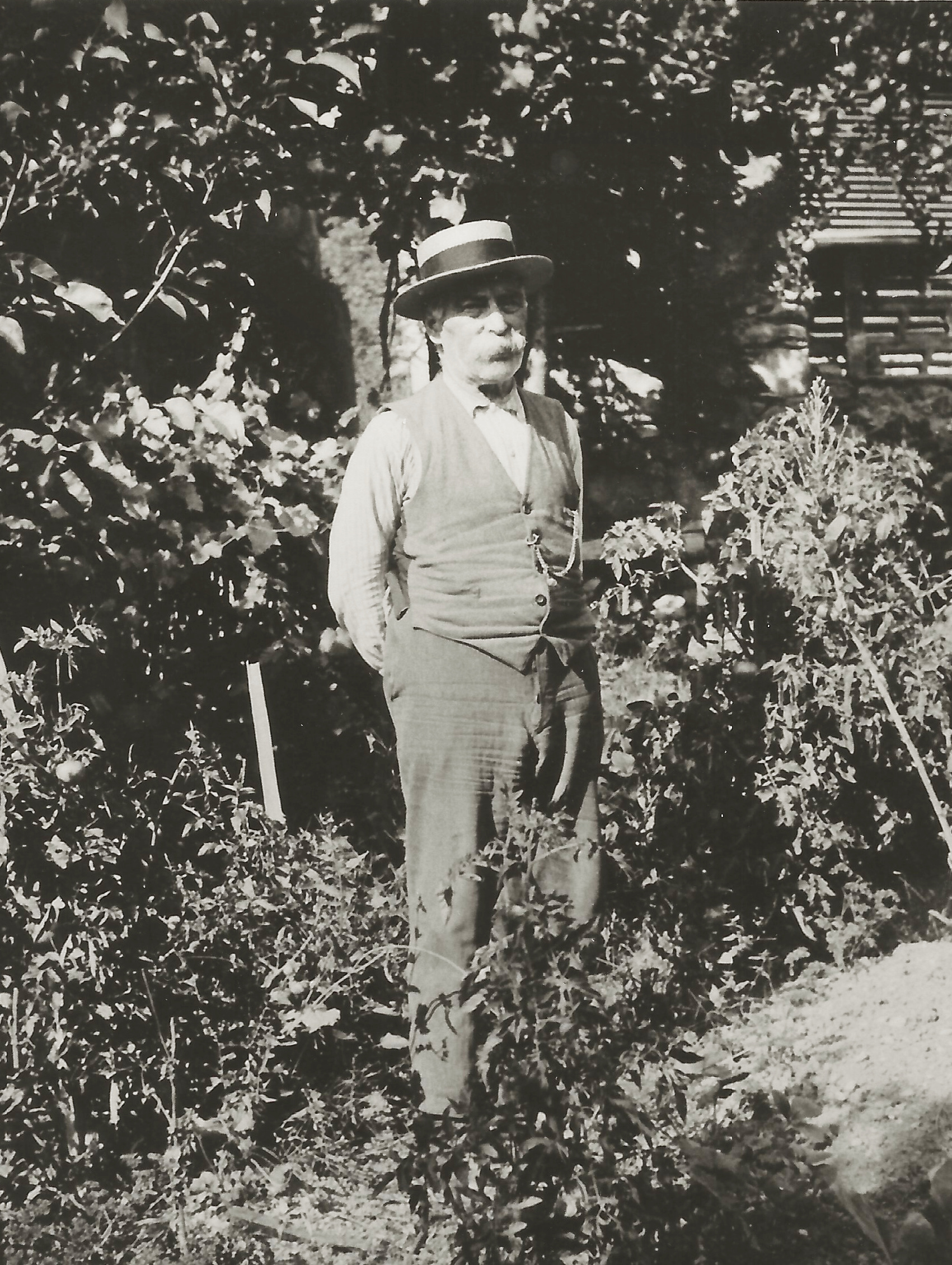 François Isabel dans son jardin